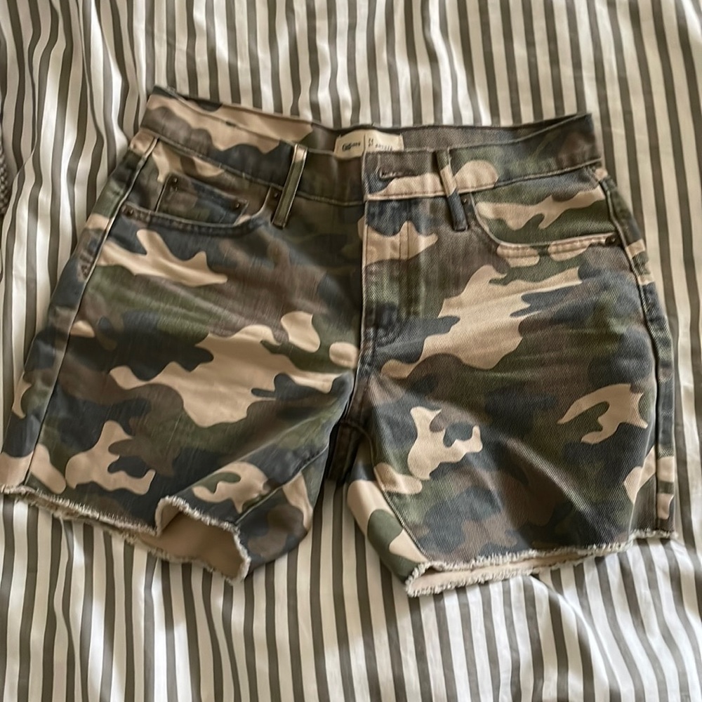 Gap camouflage shorts. Size 24. 5inch.